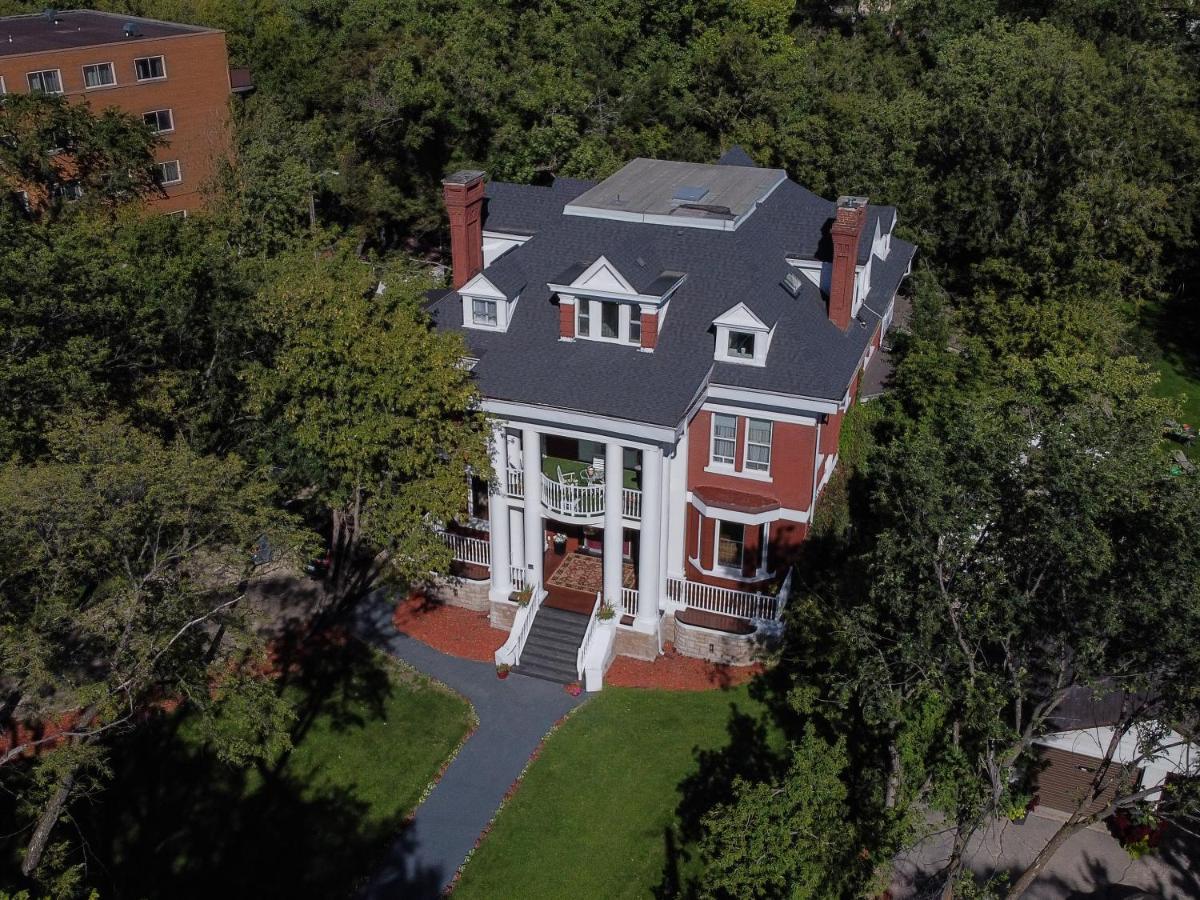 ウィニペグ No. 5 East Bed & Breakfast エクステリア 写真